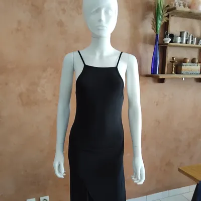 Robe noire taille 40 avec motifs discrets brodés 